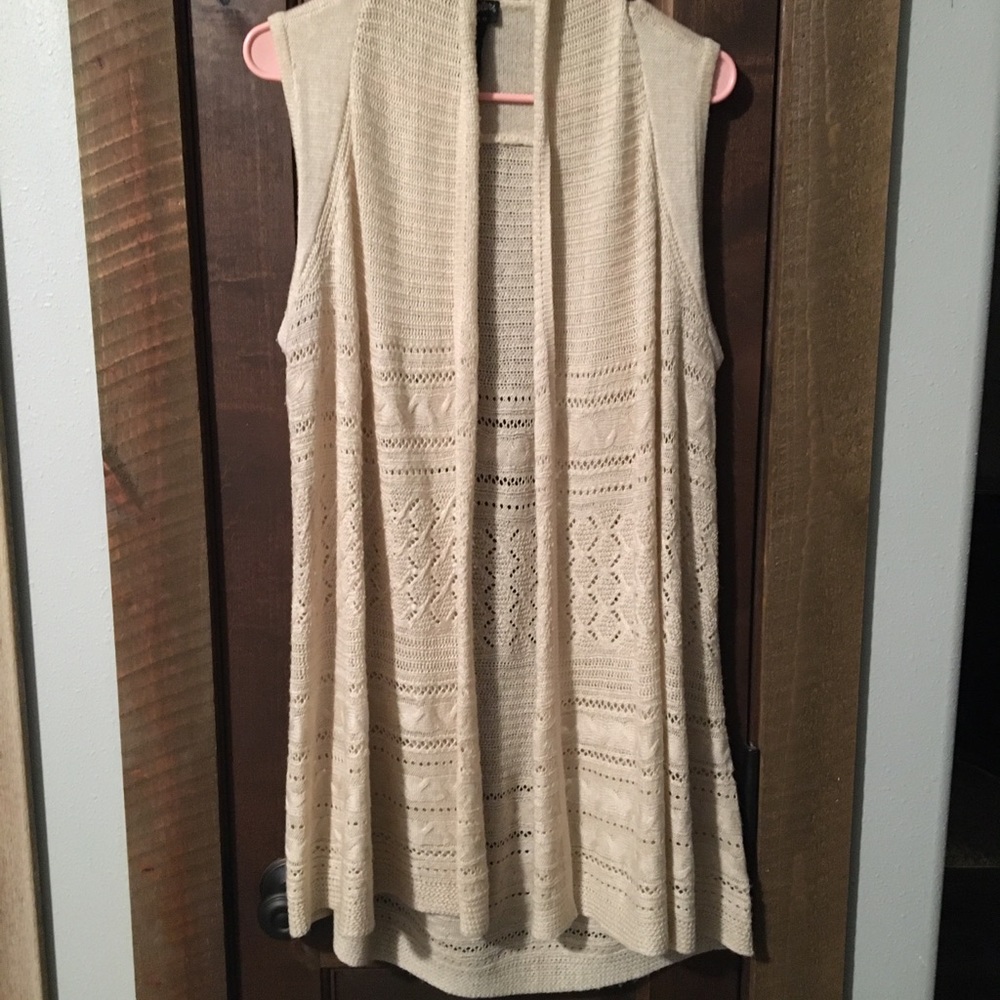 Ariat women’s cream crocheted sleeveless cardigan size L